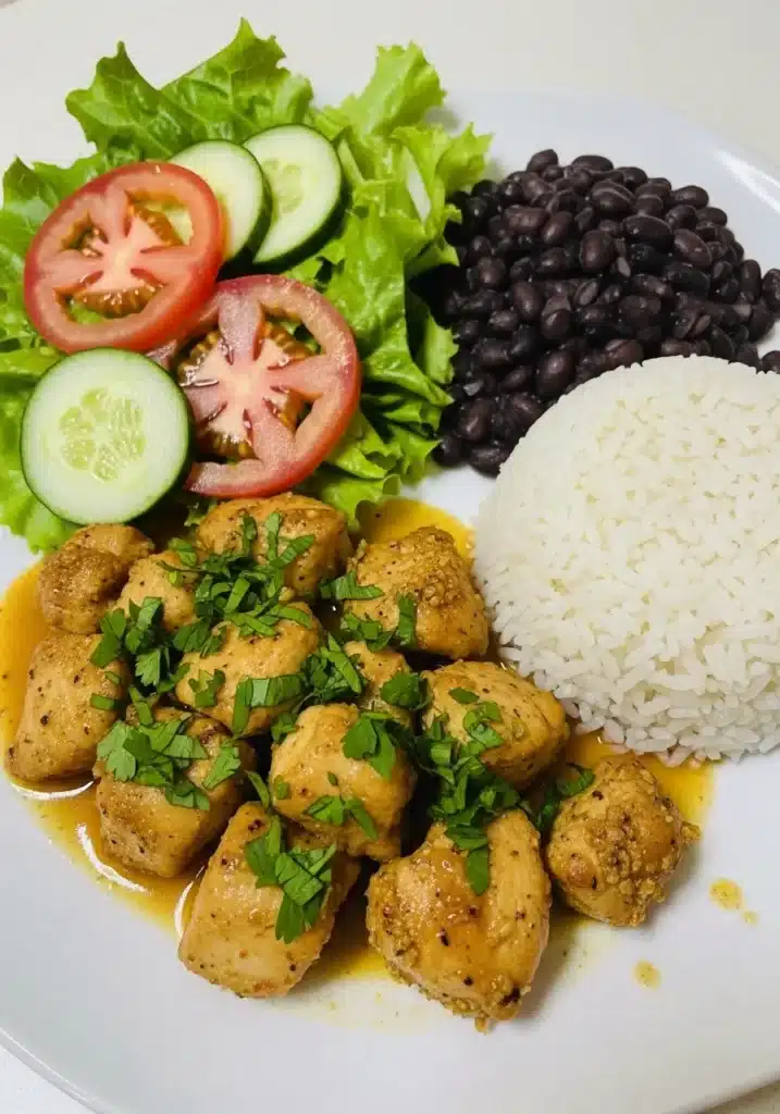 O Frango em Cubos Rápido é a resposta! Seja para montar um lanche reforçado, complementar uma salada ou preparar aquele refogado coringa para a semana, essa é uma daquelas receitas que todo mundo precisa ter no caderninho.