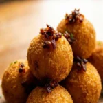 bolinho de arroz crocante dourado e perfeito.