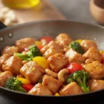 Frango Xadrez Light com legumes coloridos e castanhas de caju.