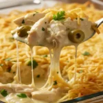 Fricassê de Frango cremoso com queijo derretido e batata palha.