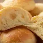 Interior macio do Mini Pão de Queijo caseiro