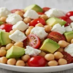 Salada de grão-de-bico, feta e abacate fresca e colorida.