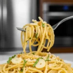 espaguete-pupunha-salteado-alho-queijo-manjericão