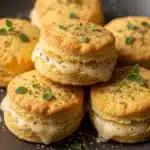 Biscoitos salgados de fubá com queijo e orégano