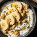 Tigela de Banana com Iogurte e Chia com granola e mel 1